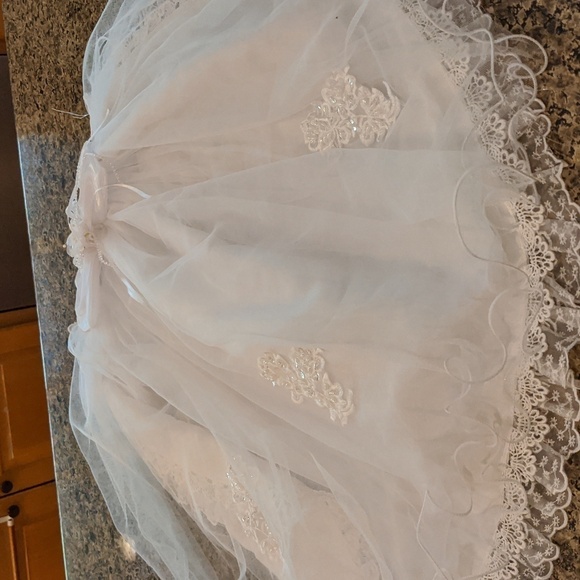 Girls Beautiful Veil White Tulle Satin Ruffles Layers Sequins Pears Applique Bow - Picture 3 of 4